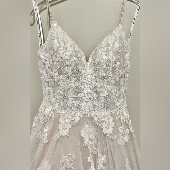 Stella York 6886 Wedding Dress, size 6 US/CAD - Picture 5 of 8